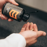 Hombre usando MTN OPS Ox antes de entrenar para mejorar energía y rendimiento