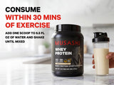 Musashi uso en gimnasio preparando batido tras sesión intensa
