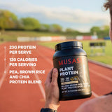 Musashi envase 900g junto a equipo de gimnasio, conveniente