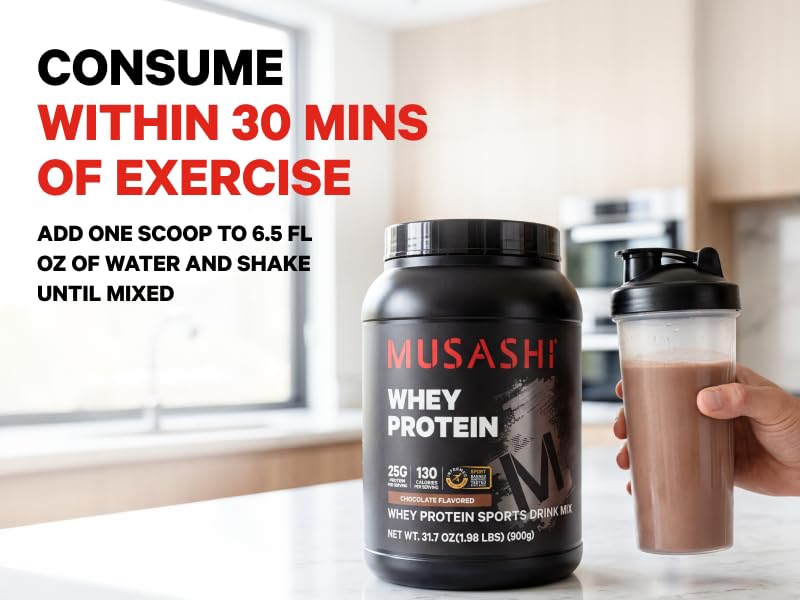 Musashi Whey envase 900 g junto a una mano para mostrar tamaño