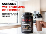 Musashi Whey envase 900 g junto a una mano para mostrar tamaño