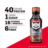 Persona sosteniendo Muscle Milk listo para beber, conveniencia postentrenamiento Muscle Milk