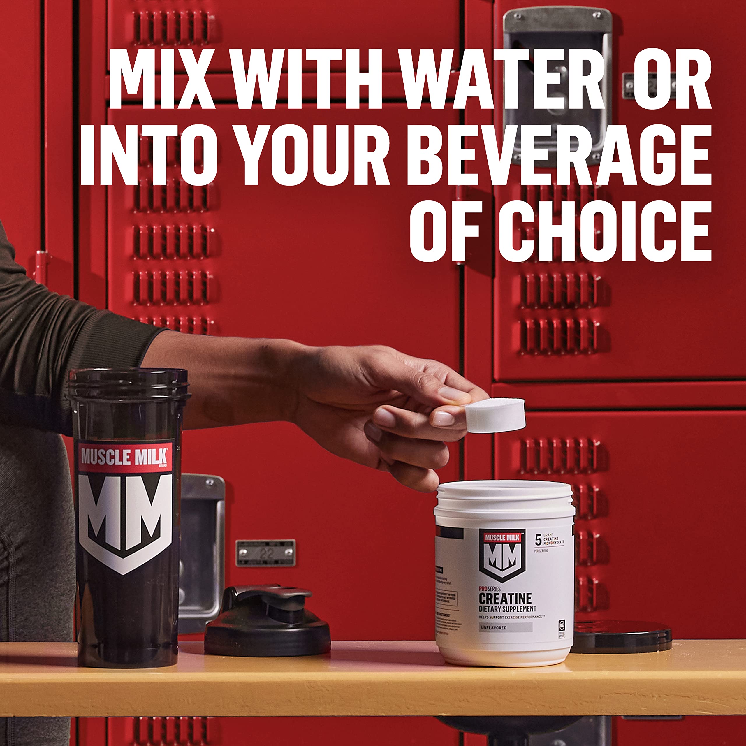 Muscle Milk en uso en gimnasio apoyar entrenamientos intensos y práctica