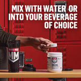 Muscle Milk en uso en gimnasio apoyar entrenamientos intensos y práctica