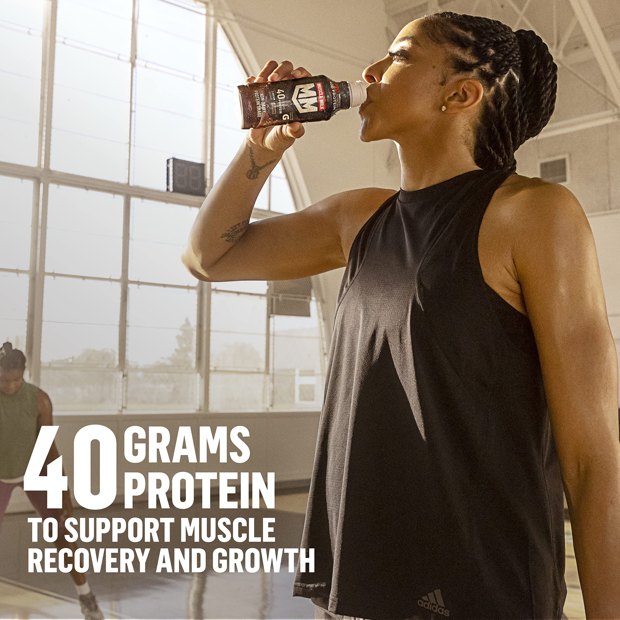 Comparación de tamaño de Muscle Milk Pro junto a una mano para referencia de porción