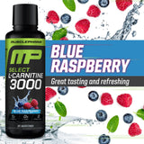Muscle Pharm envase en mano mostrando tamaño práctico y raciones