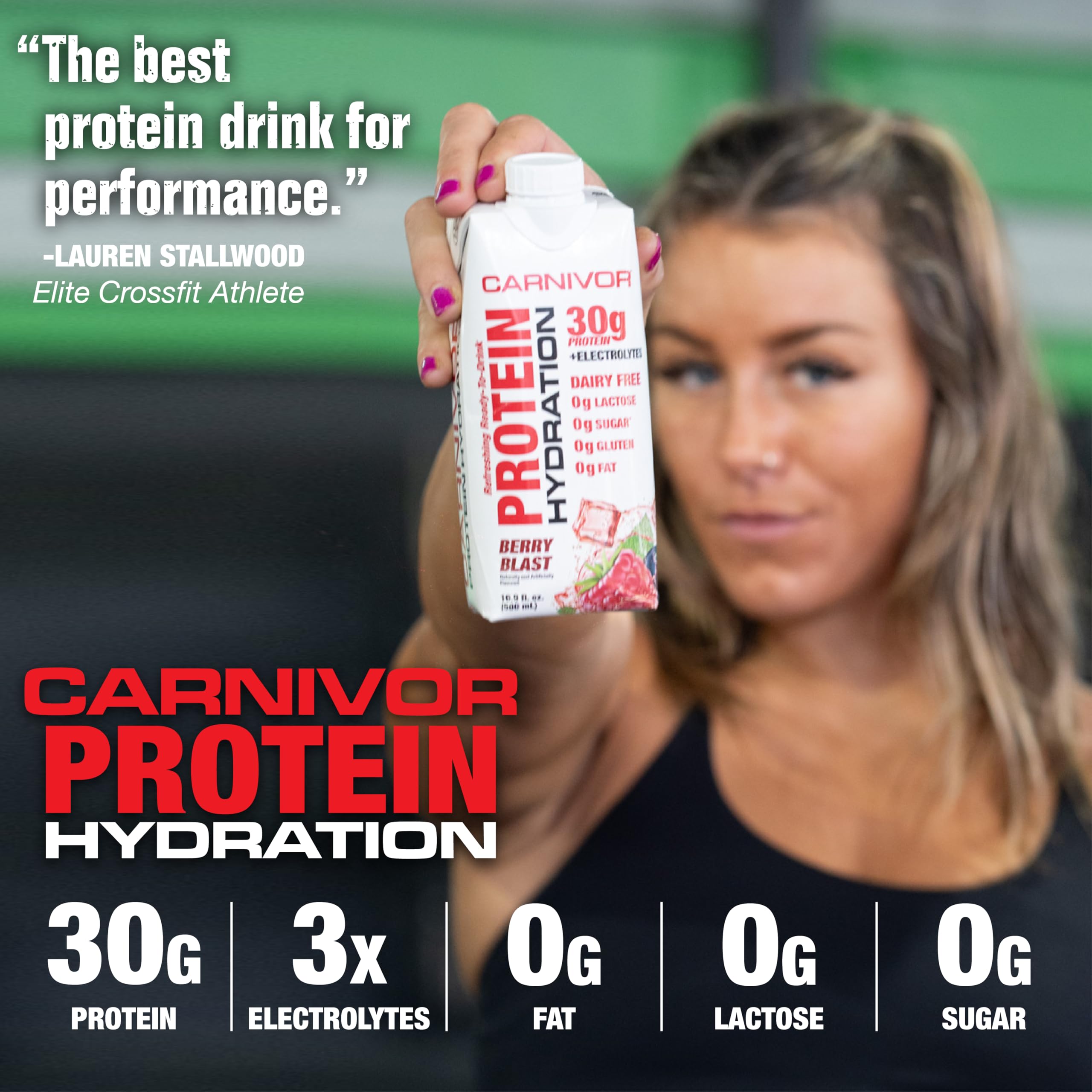 MuscleMeds Carnivor RTD junto a una mano para comparar tamaño de la botella y conveniencia portátil