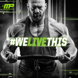Usuario en gimnasio tomando MusclePharm Combat después de ejercicio intenso
