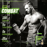 Cucharada colmada del polvo MusclePharm Combat mostrando porción y dosificación