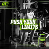 MusclePharm envase 6.2 lb junto a botella para comparar escala y ahorro