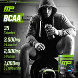 MusclePharm atleta usando el producto durante sesión intensa para energía