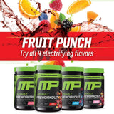 Atleta usando MusclePharm antes del entrenamiento para mayor enfoque
