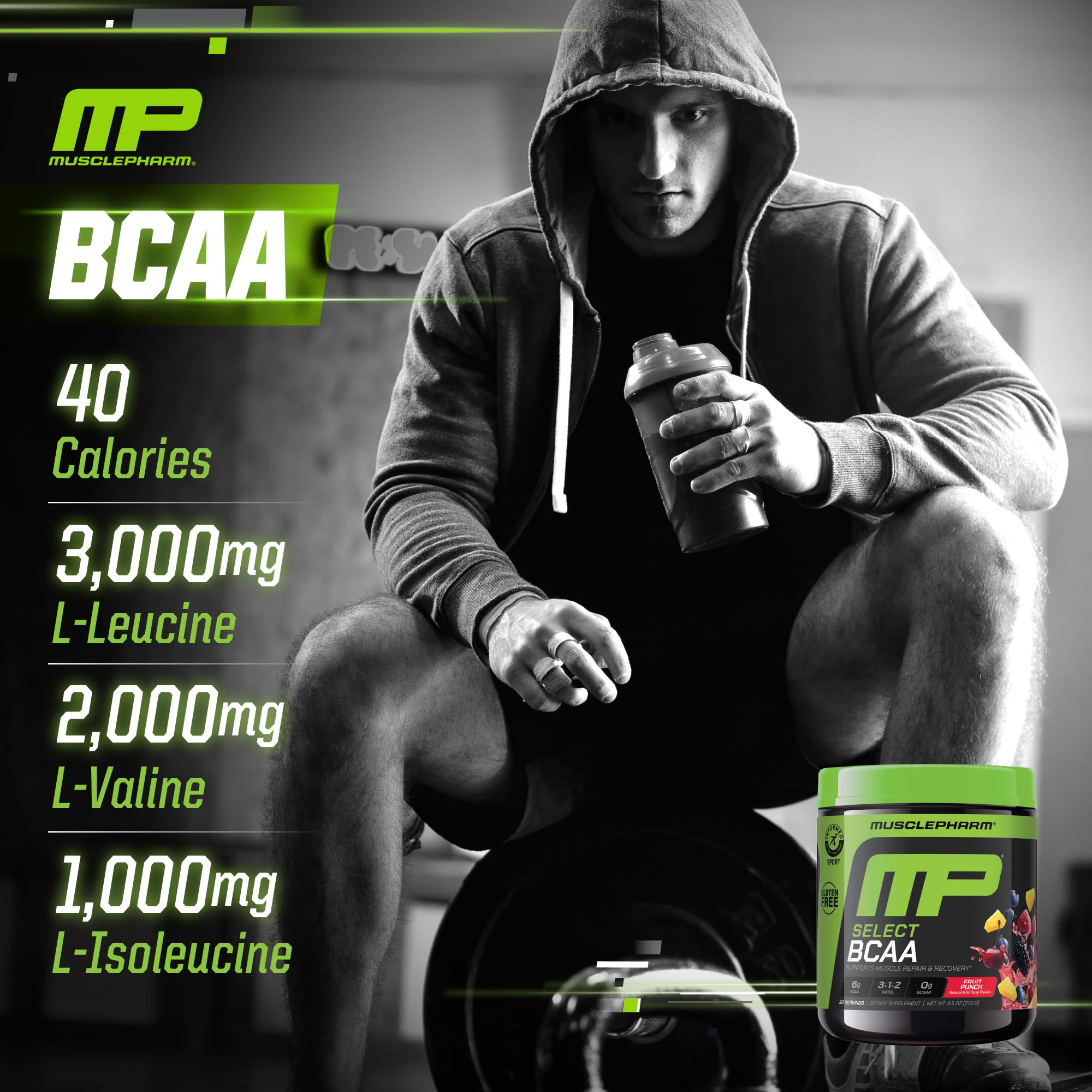 MusclePharm vertiendo polvo en shaker para mezcla eficiente