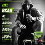 MusclePharm vertiendo polvo en shaker para mezcla eficiente