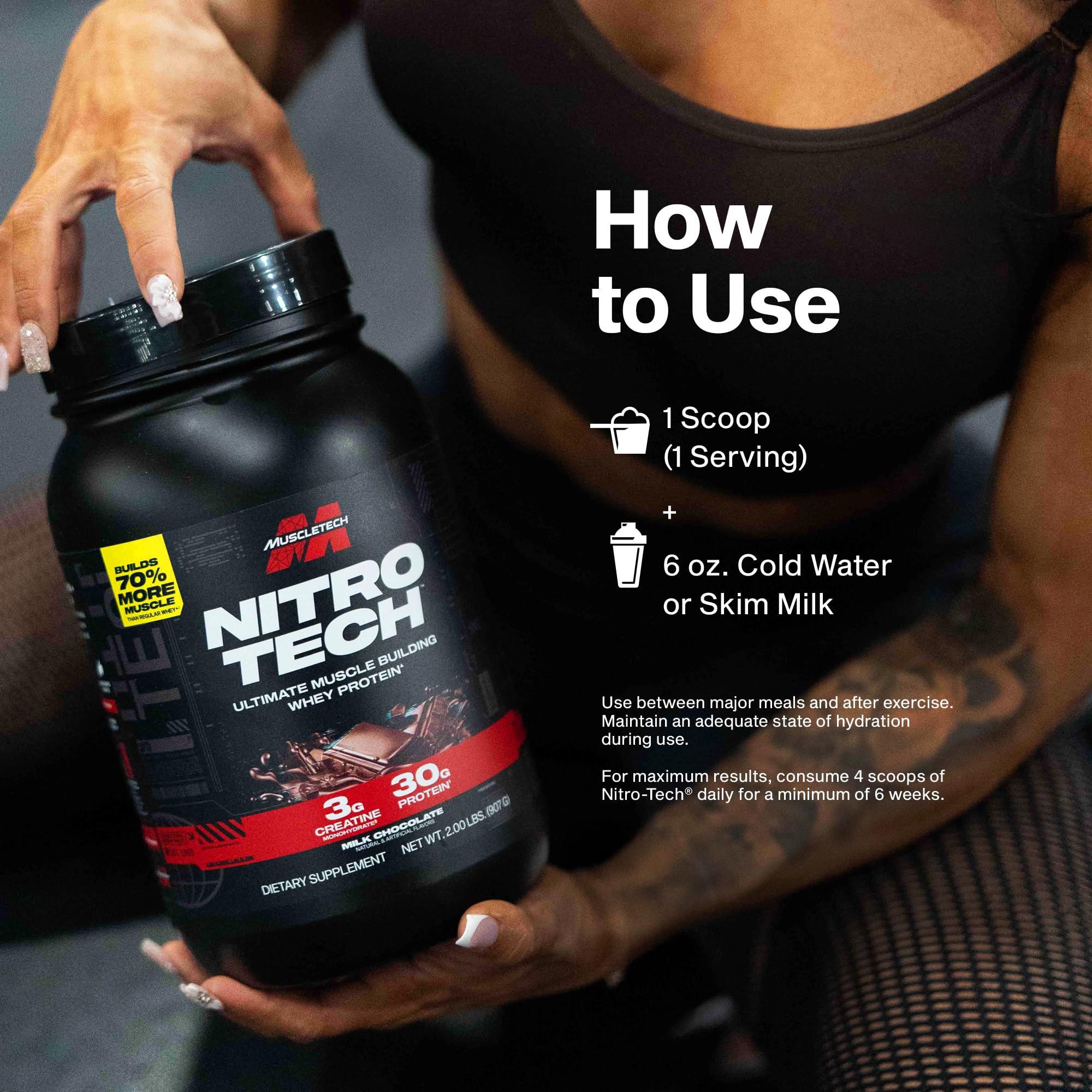 MuscleTech batido preparado en mano mostrando uso post entreno práctico