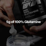 MuscleTech cucharada con 5 g de glutamina indicando dosis por servicio
