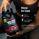Muscletech envase junto a mancuernas para comparar tamaño y durabilidad del producto