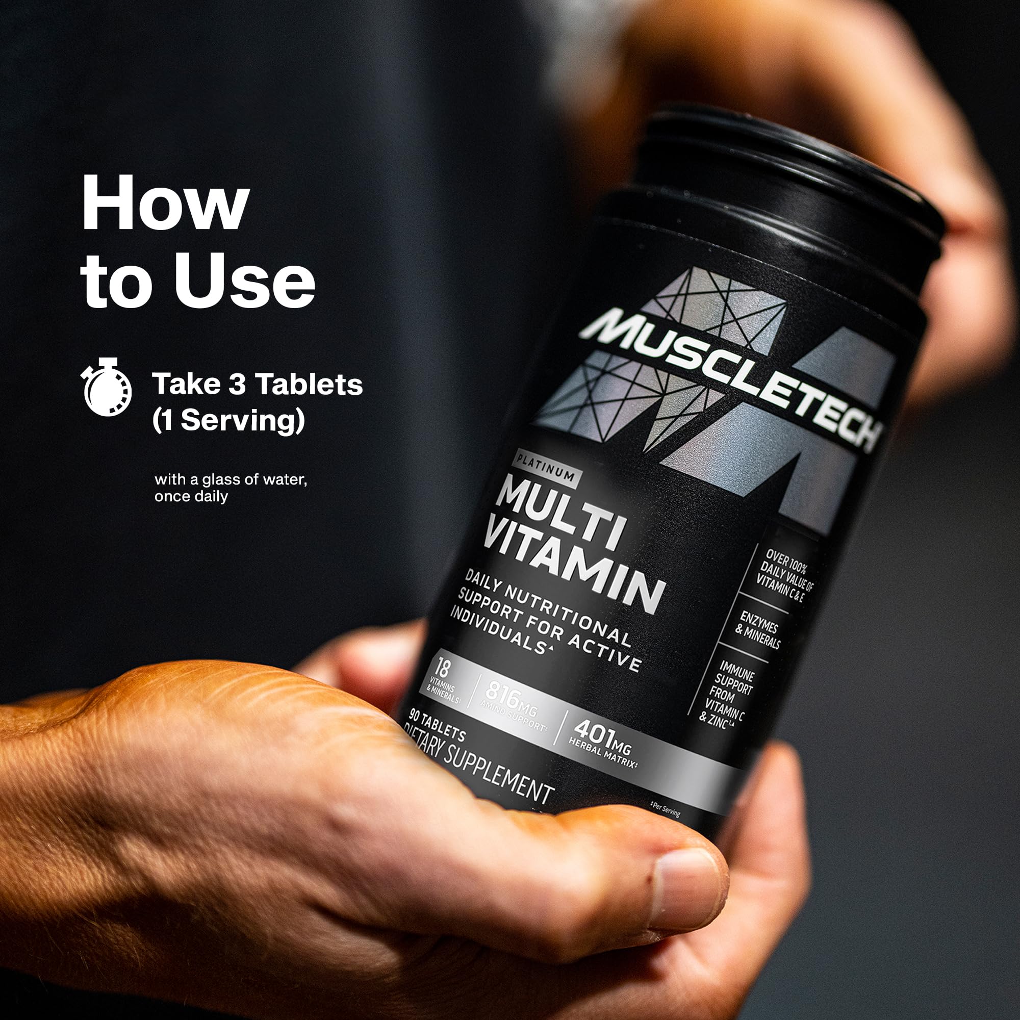 MuscleTech suplemento en bolsa de gimnasio apoyando la rutina de entrenamiento