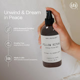 Muse Apothecary en mano para comparar tamaño, muestra volumen práctico 8 oz