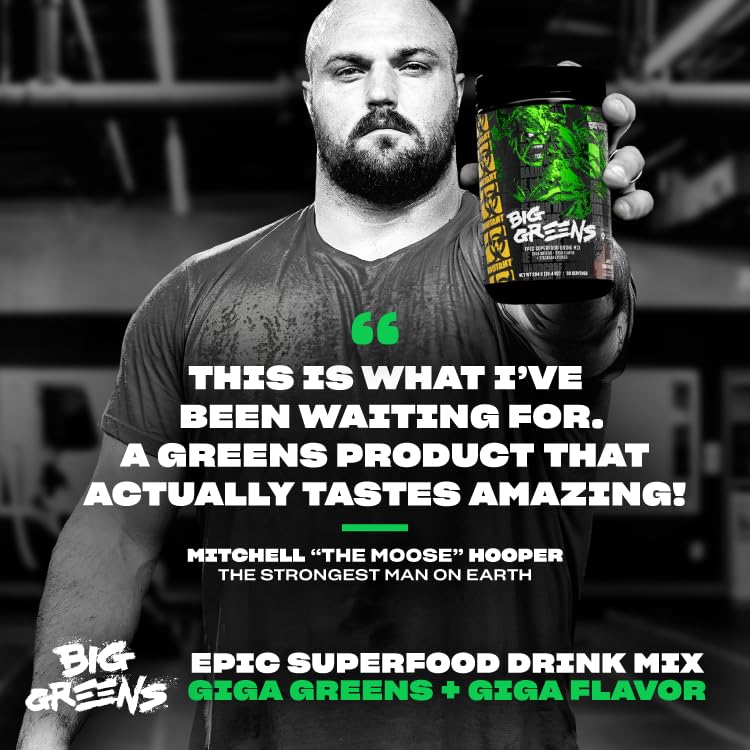 Cucharada de Mutant Big Greens vertiéndose en batido para mezclar sabores y nutrientes