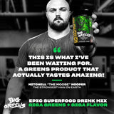 Cucharada de Mutant Big Greens vertiéndose en batido para mezclar sabores y nutrientes