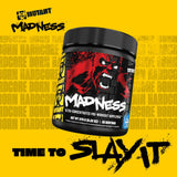 Mutant Madness en mano para comparar tamaño y fácil transporte