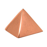 MYDEAL PRODUCTS pirámide de cobre vista frontal, elemento focal para meditación