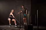 Myprotein botella y toalla en gimnasio ilustrando uso práctico post ejercicio