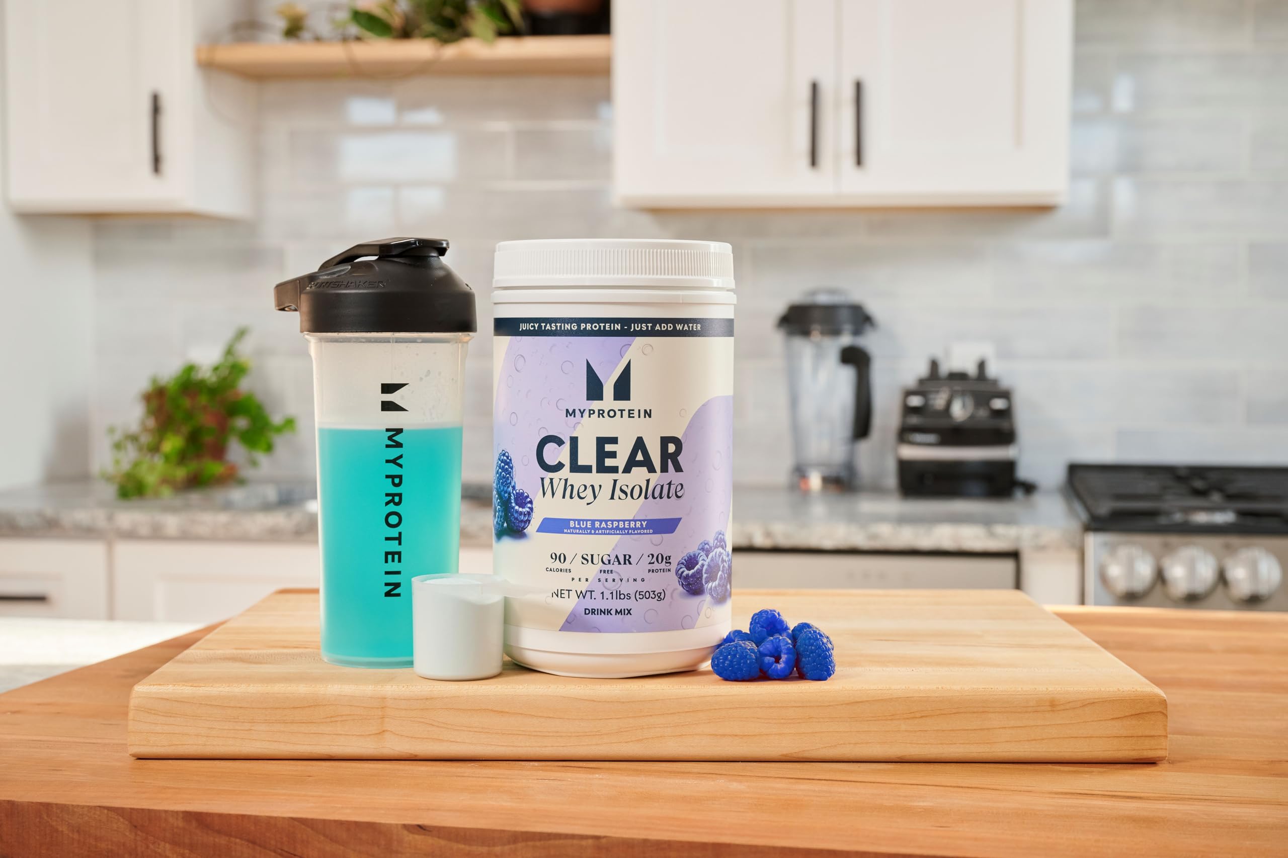 Myprotein comparación tamaño del bote con manos para referencia clara