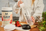 Myprotein vaso con bebida rosa translúcida, hidratación y proteína rápida