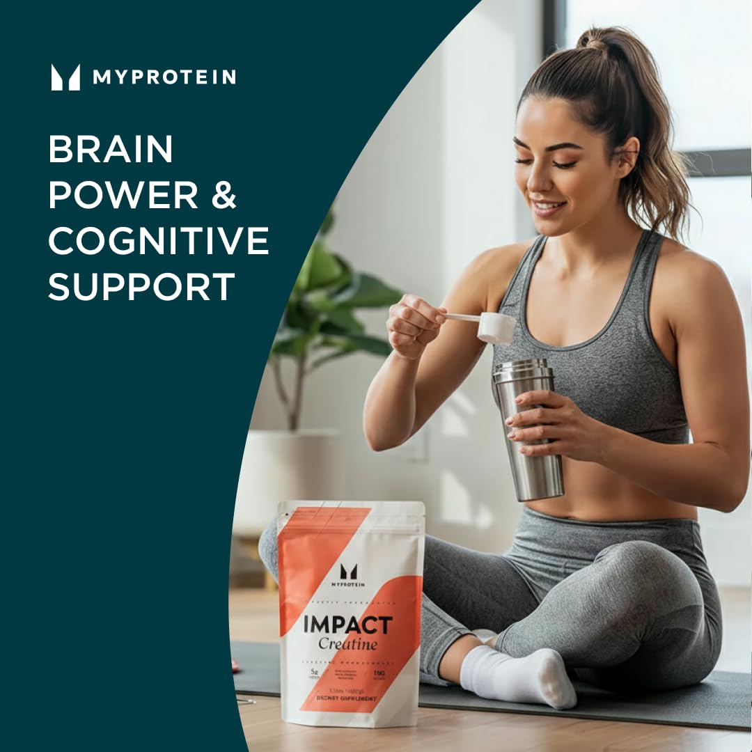 Myprotein creatina disuelta en vaso agitado, muestra mezcla homogénea y consumo práctico