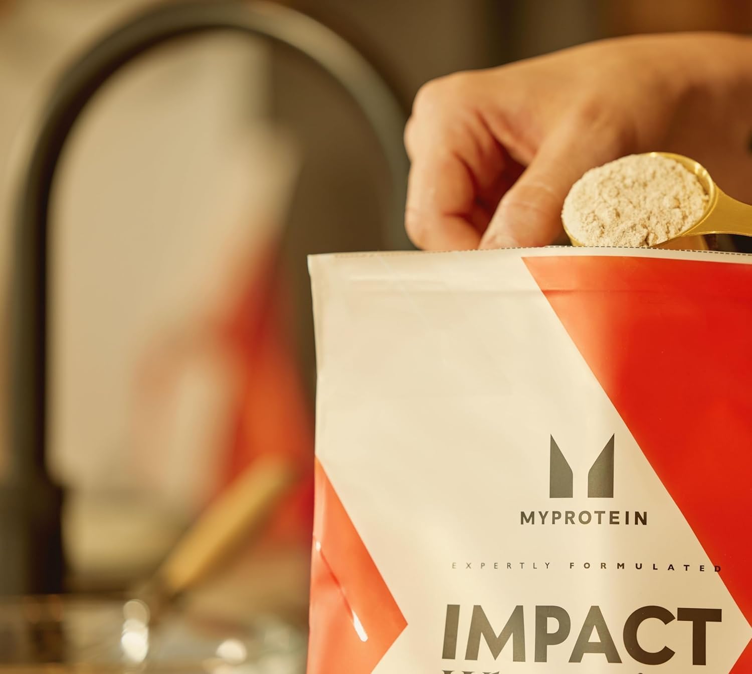 Myprotein creatina mezclada en vaso lista para consumo post entrenamiento
