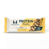 Myprotein primer plano de capas de oblea y recubrimiento de chocolate destacando la textura