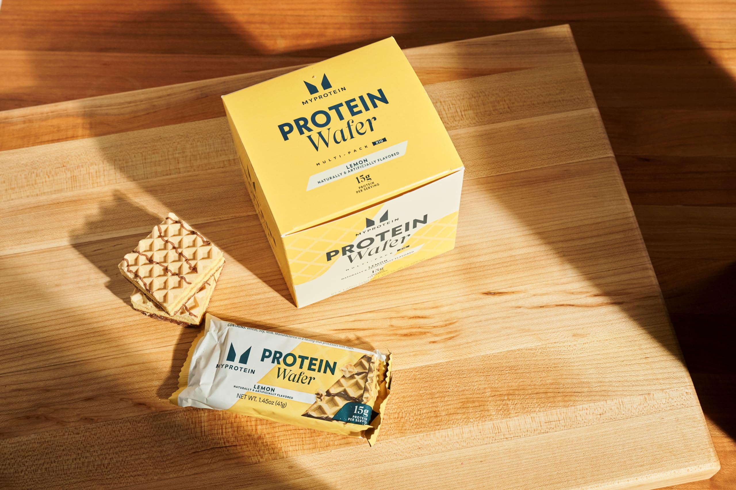 Myprotein oblea en mano para comparar tamaño y facilidad de llevar como snack