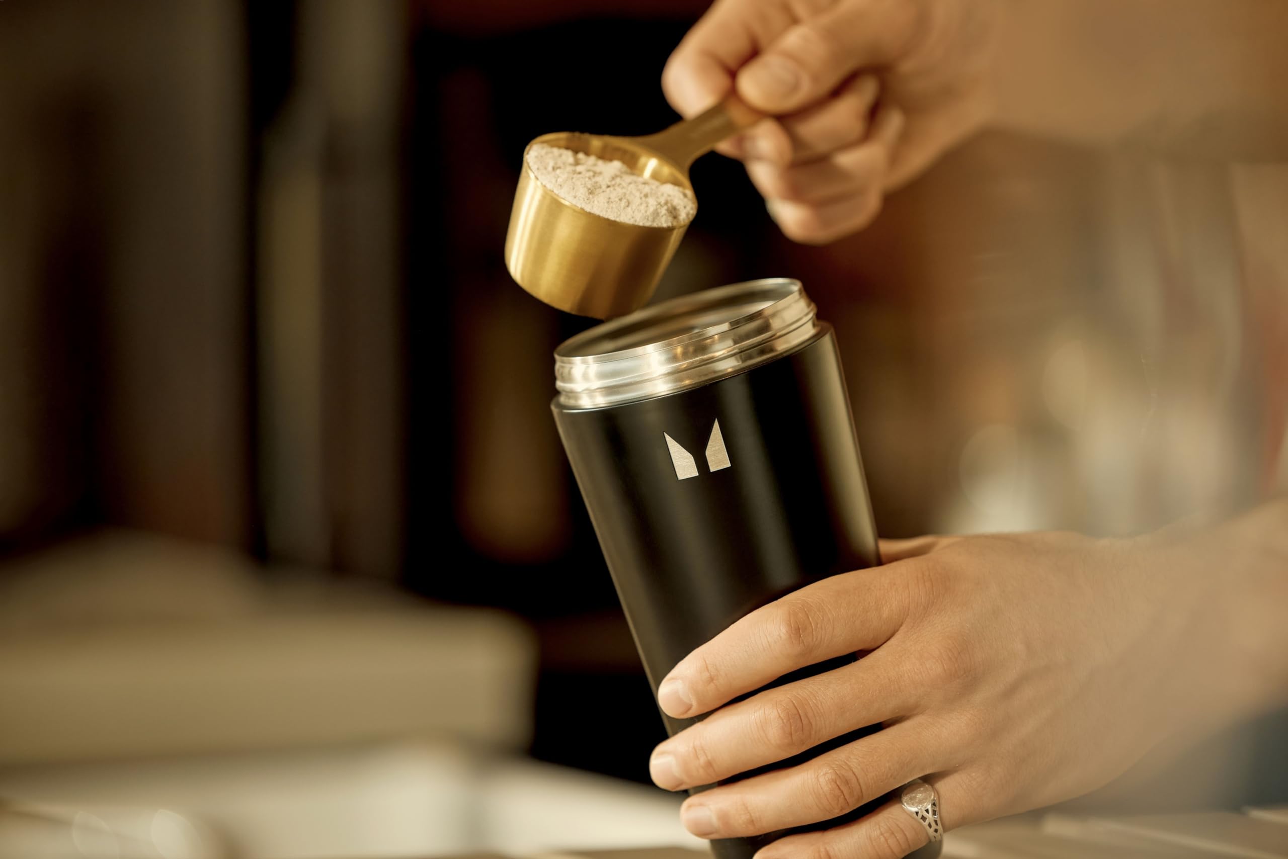Myprotein envase junto a una báscula para comparar tamaño de porción