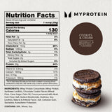 Myprotein junto a una mano para comparar tamaño y cantidad de servicios
