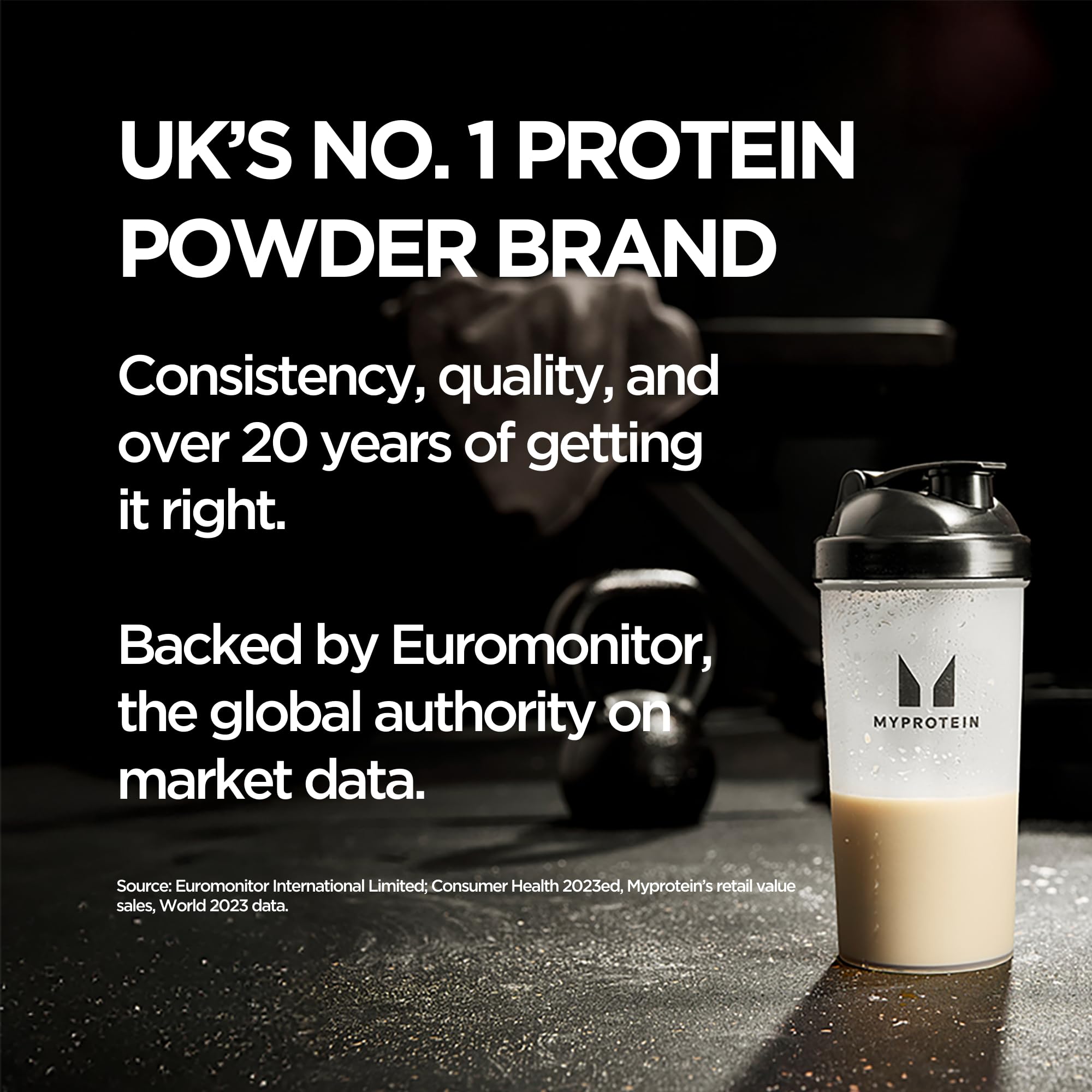 Scoop con polvo Myprotein Impact Whey Isolate listo para medir