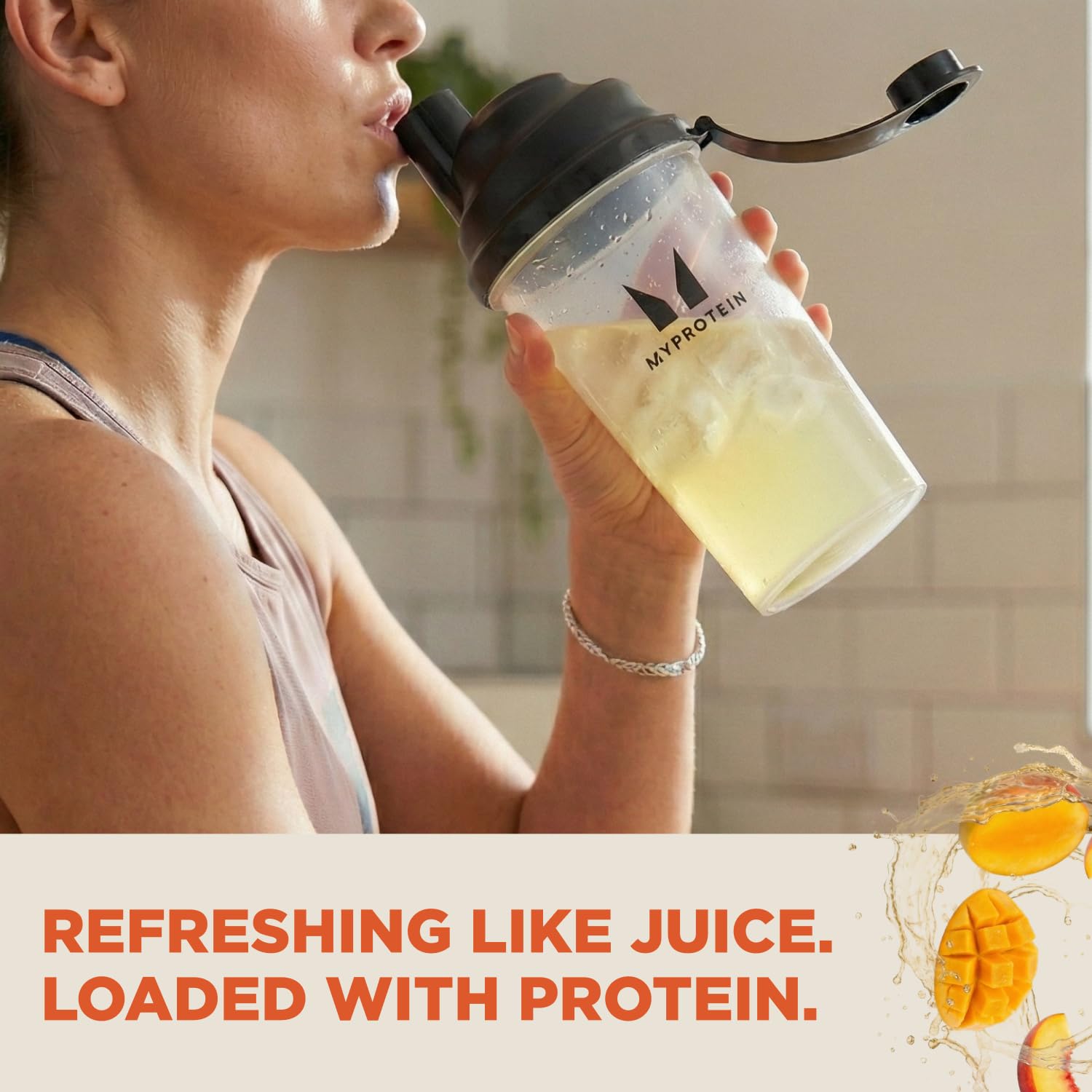 Myprotein vaso con bebida preparada demostrando claridad y sabor afrutado