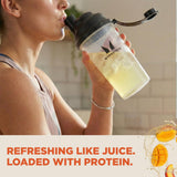 Myprotein vaso con bebida preparada demostrando claridad y sabor afrutado