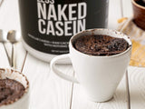 NAKED Casein escena de uso nocturna en mesita de noche sugiriendo aporte sostenido