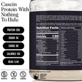 NAKED Casein batido de vainilla servido en vaso, recuperación nocturna