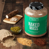 NAKED persona en gimnasio preparando batido para recuperación muscular