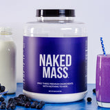 NAKED producto en gimnasio junto a toalla y pesas, ideal para ganancia