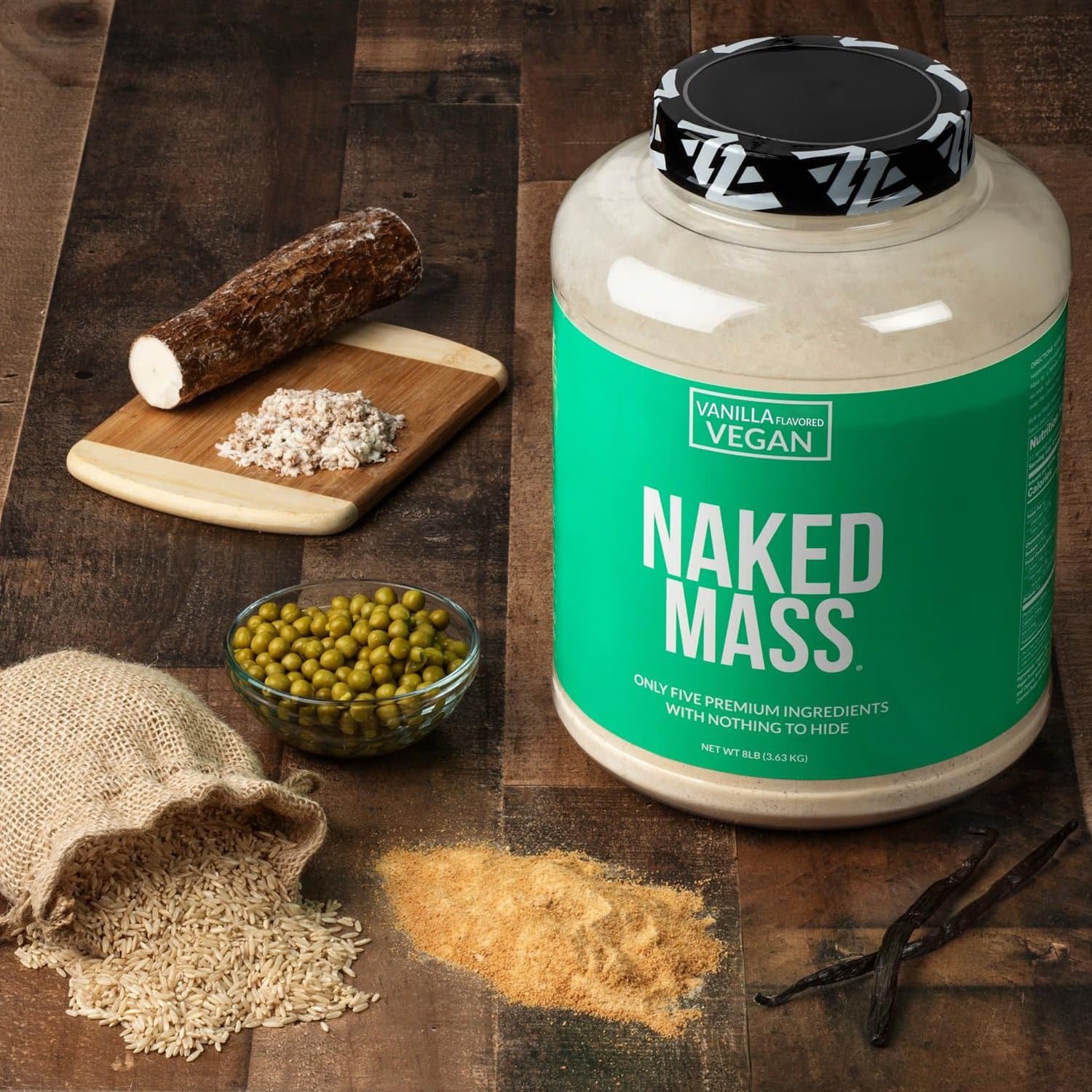 NAKED persona en gimnasio bebiendo Vegan Mass tras sesión de pesas