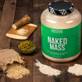 NAKED estilo de vida en gimnasio con atleta usando el batido para recuperación y energía