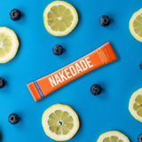 NAKED persona bebiendo tras entreno, hidratación y recuperación rápida