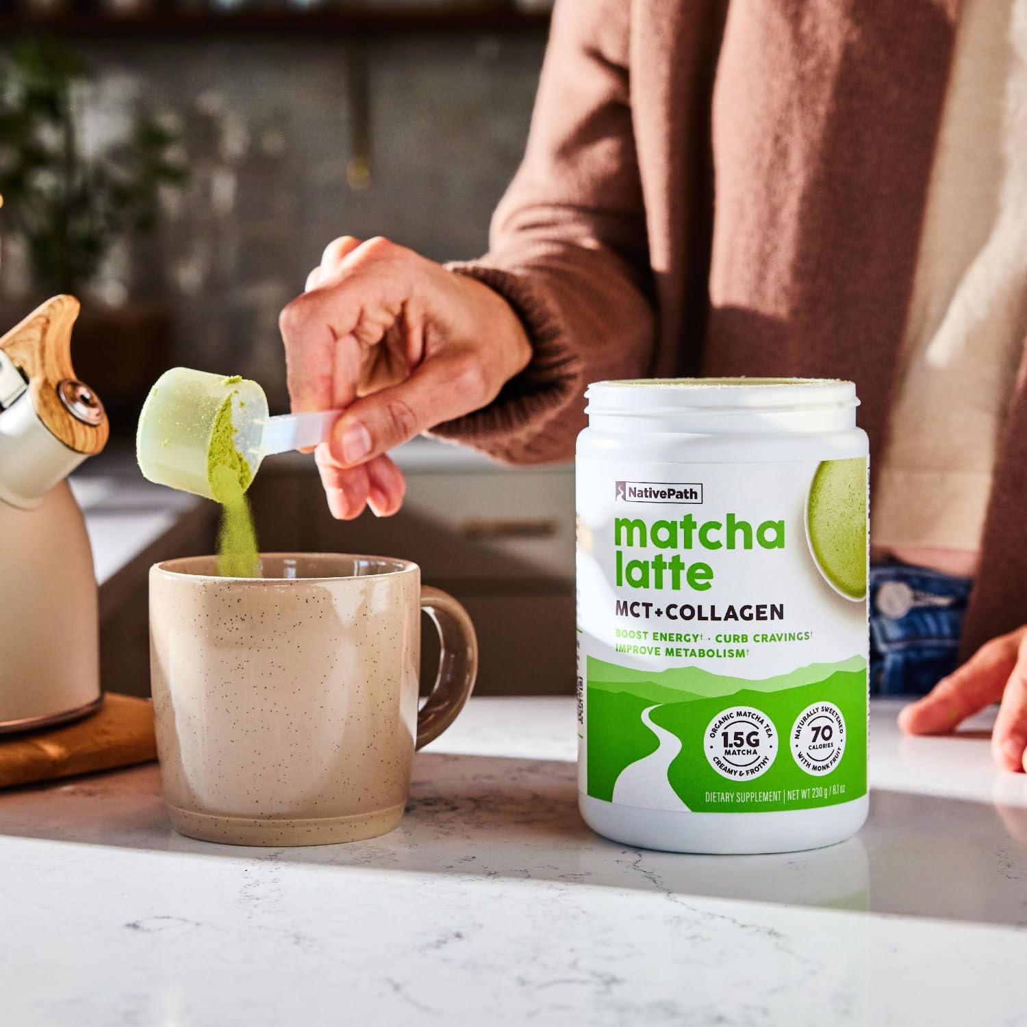 NativePath bebida en mesa de desayuno mostrando uso diario y estilo de vida keto