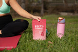 Natrava estilo de vida activo persona llevando gomitas para energía diaria