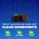 Natrol gomita en mano para comparar tamaño y dosificación fácil