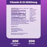 Natrol comprimido junto a moneda para escala y portabilidad práctica